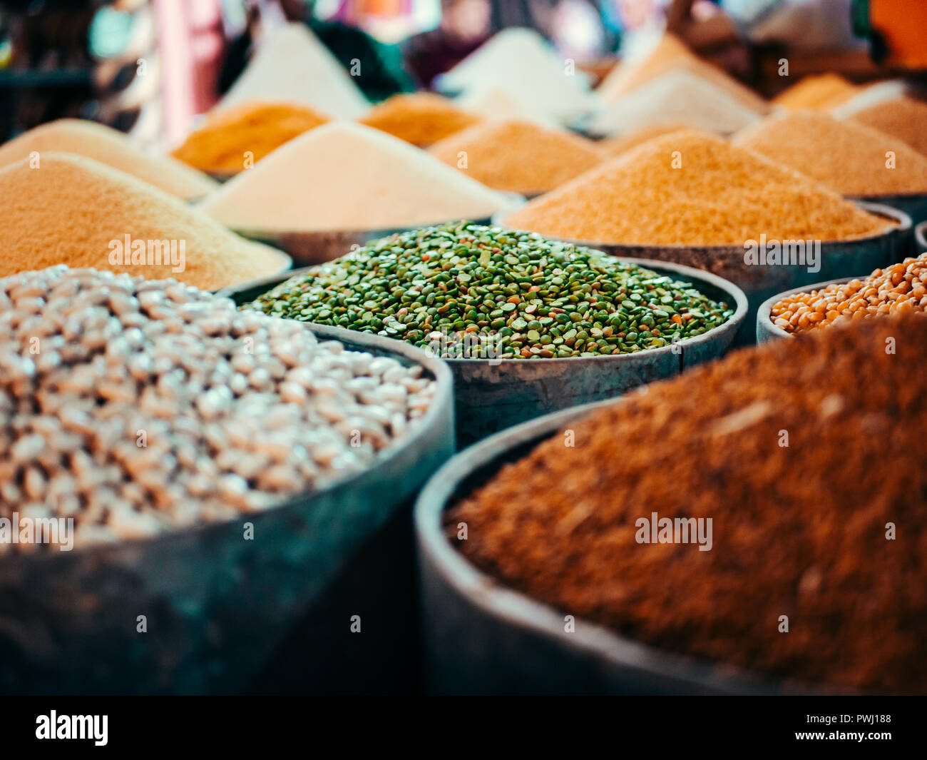 Cibo marocchino shop su un mercato con mais, riso, piselli e grano altro Foto Stock