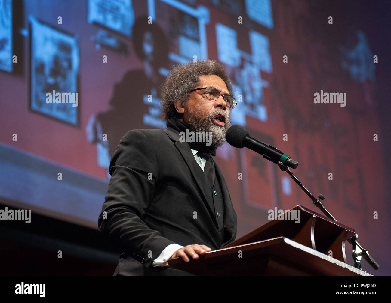 10/11/2018: Hutchins Center presso la Harvard University di Cambridge, MA. Il professore di Harvard Cornel West introduzione di Colin Kaeprnick durante il 2018 W.E.B. Du Bois premiazione presso la Harvard University di Cambridge, Massachusetts, STATI UNITI D'AMERICA. Otto 2018 medaglia sono stati destinatari, Dave Chappelle, Kenneth I. Chenault, Shirley Ann Jackson, Pamela Joyner, Firenze Ladd, Bryan Stevenson, Kehinde Wiley and Kaeprnick. Il W.E.B. Du Bois medaglie sono stati assegnati annualmente dal 2013 a coloro che hanno dato contributi significativi alla africani e afro-americano di storia e cultura. Foto Stock