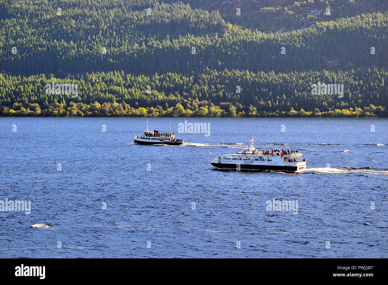 Drumnadrochit, Scotland, Regno Unito. Una coppia di imbarcazioni turistiche negoziando le acque del lago di Loch Ness entro le Highlands scozzesi. Foto Stock