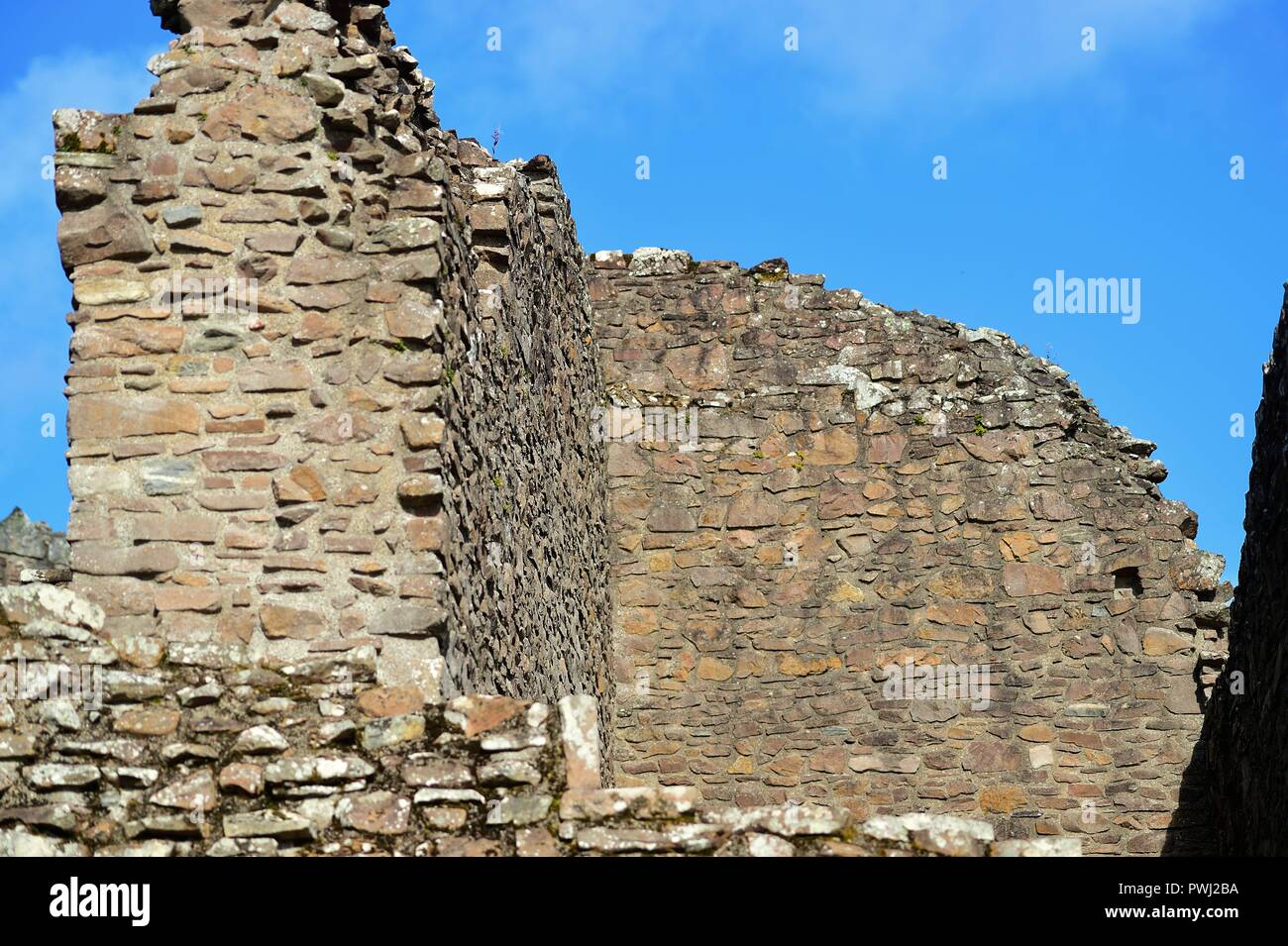Drumnadrochit, Highlands, Scotland, Regno Unito. Un segmento del Castello Urquhart rovine sulle rive di Loch Ness. Foto Stock