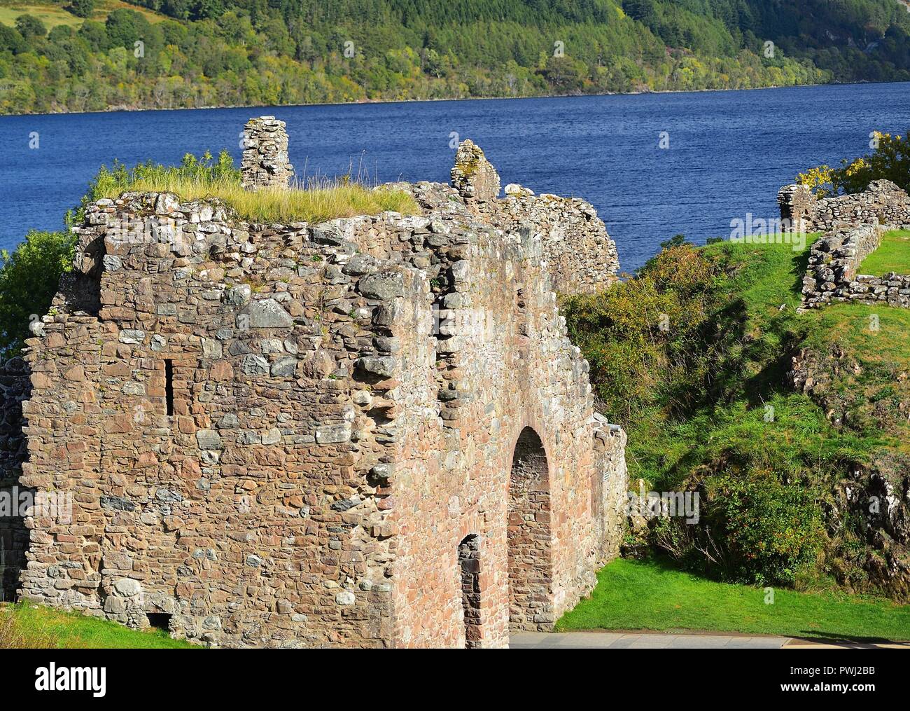 Drumnadrochit, Highlands, Scotland, Regno Unito. Castello Urquhart sulle rive di Loch Ness. Foto Stock