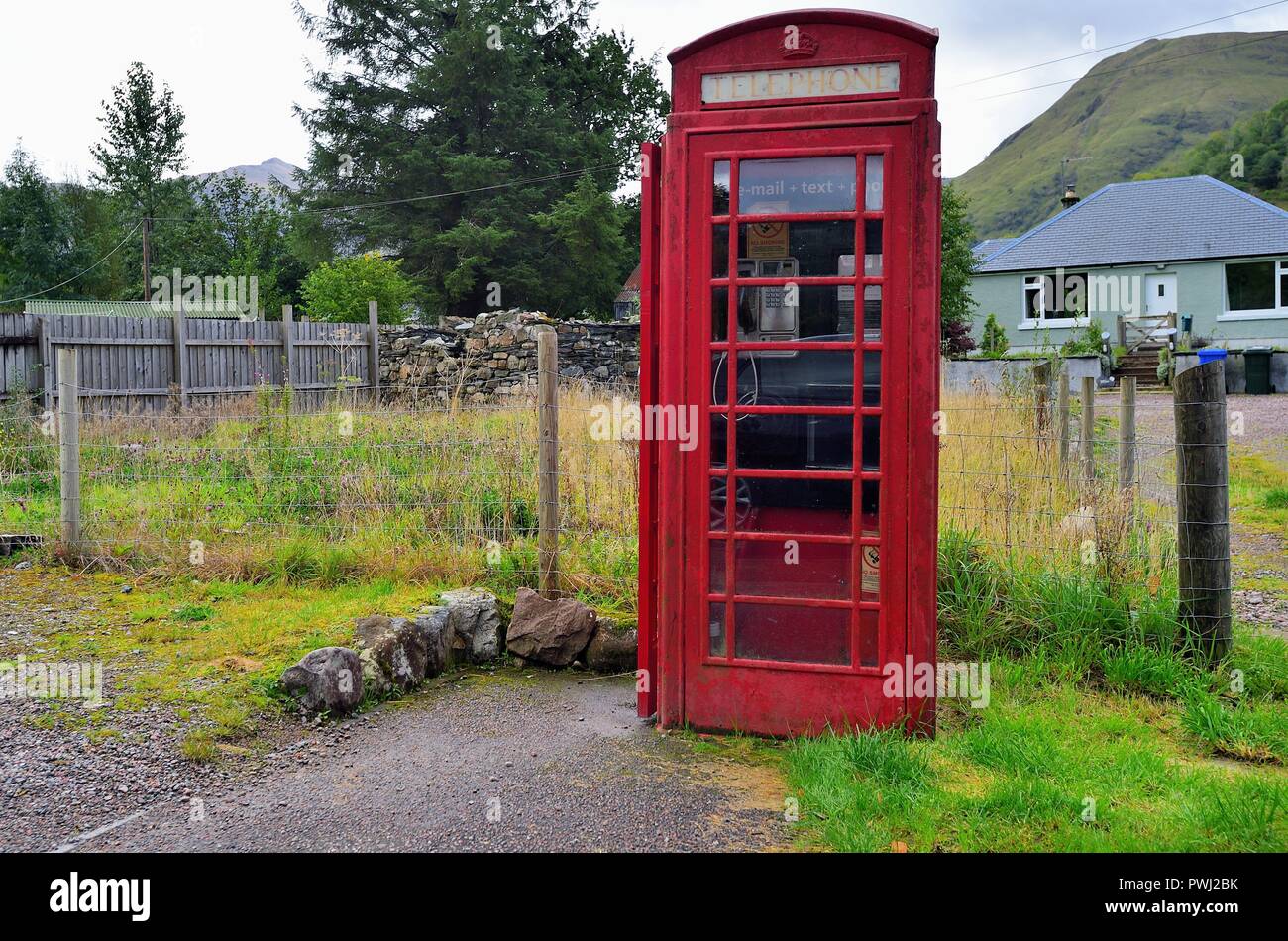 Glencoe, Highlands, Scotland, Regno Unito. Un isolato nella casella Telefono appoggia lungo una strada secondaria di Glencoe entro le Highlands scozzesi. Foto Stock