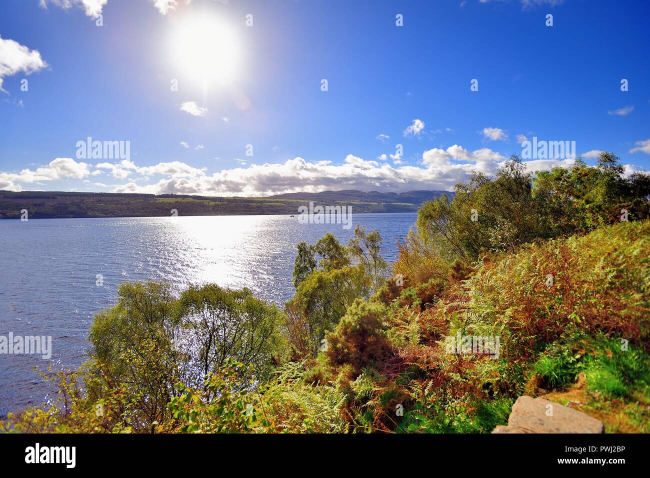 Drumnadrochit, Highlands, Scotland, Regno Unito. La bellezza delle Highlands scozzesi è evidente in questa scena attraverso la larghezza del Loch Ness. Foto Stock