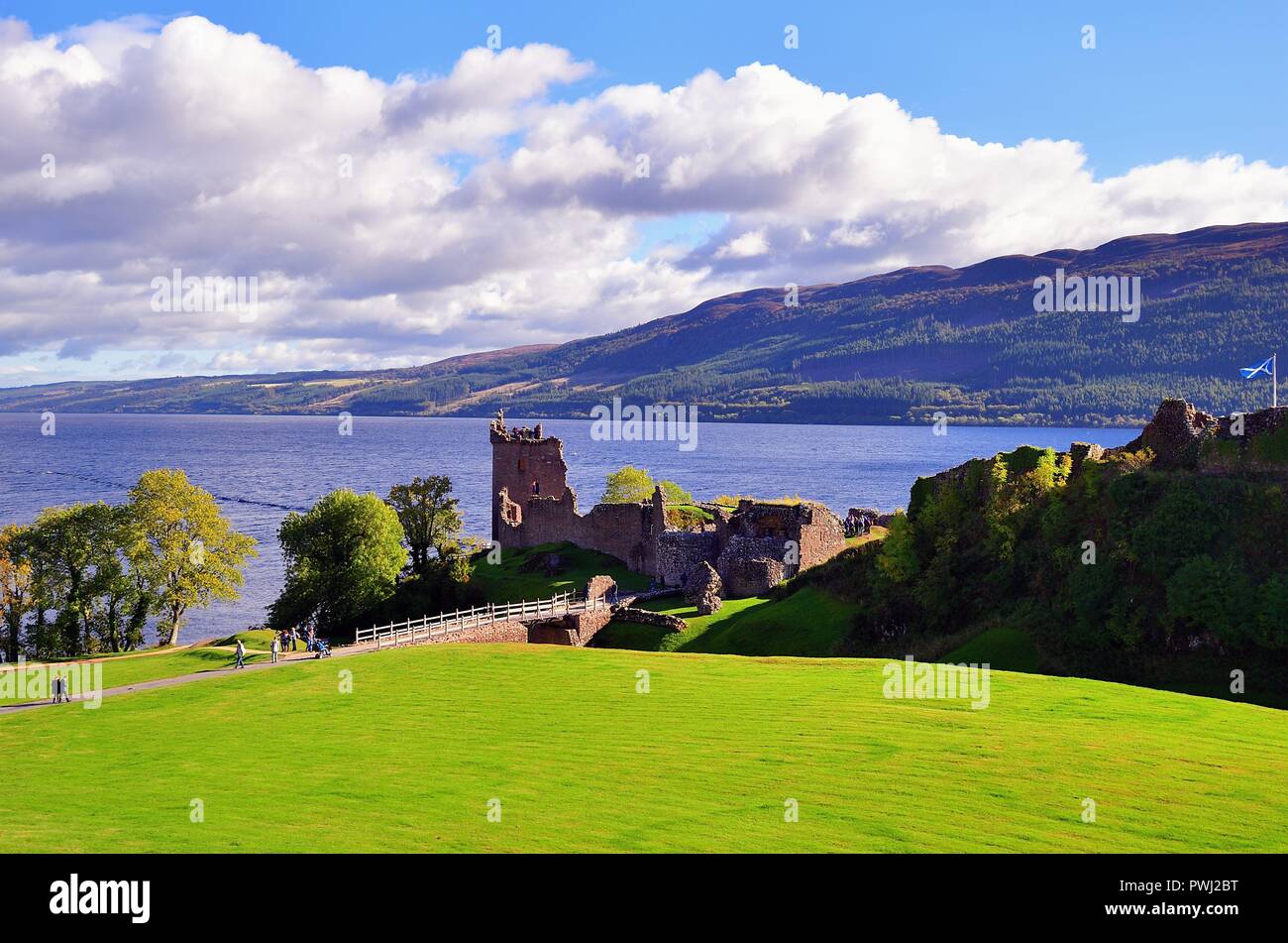 Drumnadrochit, Highlands, Scotland, Regno Unito. Concessione e della torre di castello Urquhart in appoggio sul punto Strone sopra la riva del lago di Loch Ness. Foto Stock