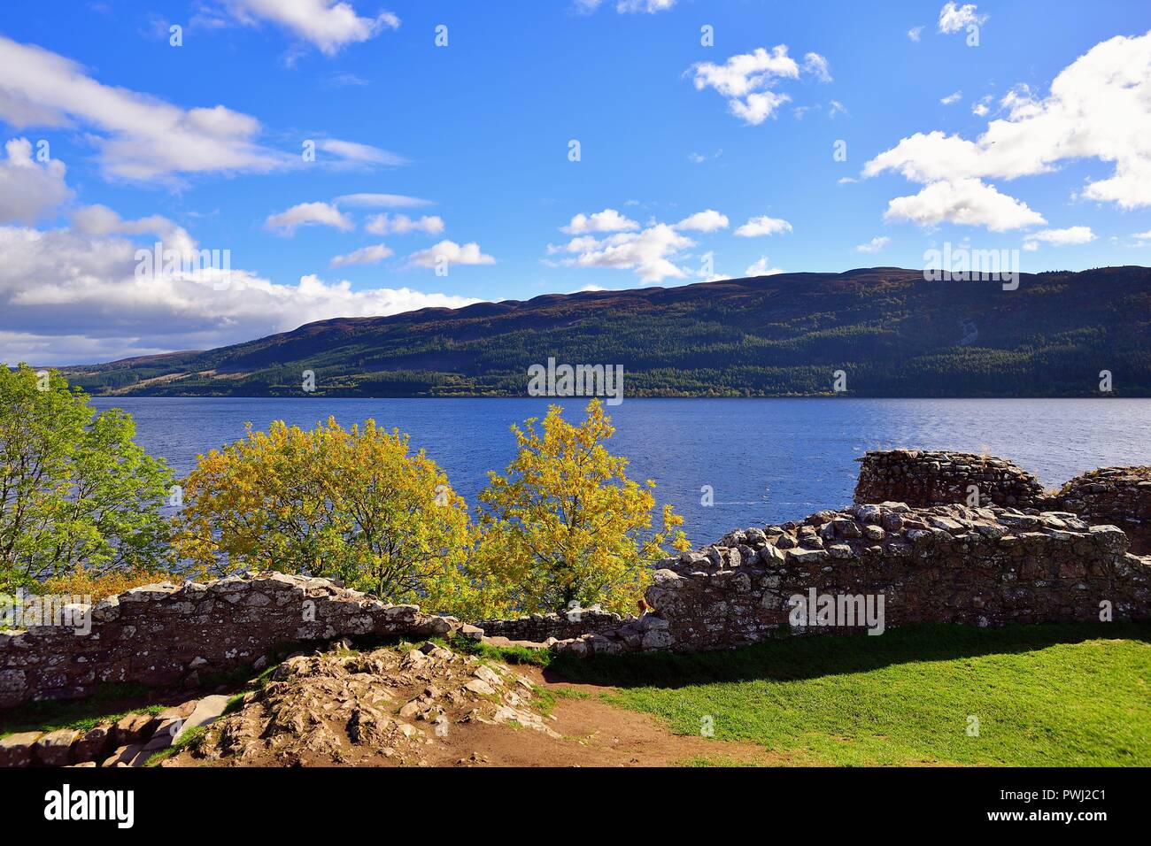 Drumnadrochit, Highlands, Scotland, Regno Unito. Un residuo muro al Castello Urquhart seduta sul punto Strone si affaccia sulla Scenic Loch Ness. Foto Stock