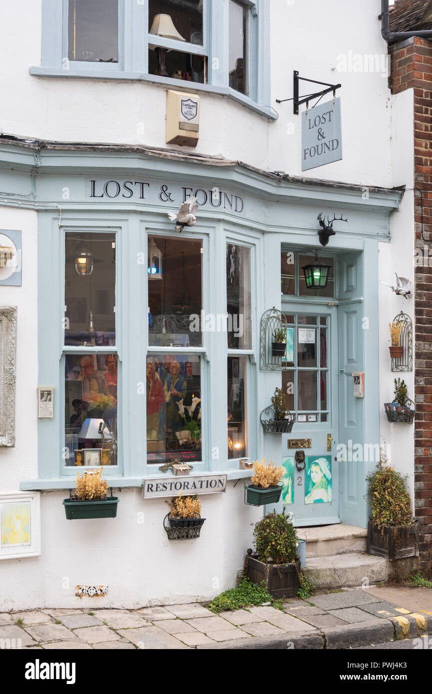 Lost & Found shop, un piccolo villaggio inglese store fare arte restauro in Arundel, West Sussex, in Inghilterra, Regno Unito. Foto Stock