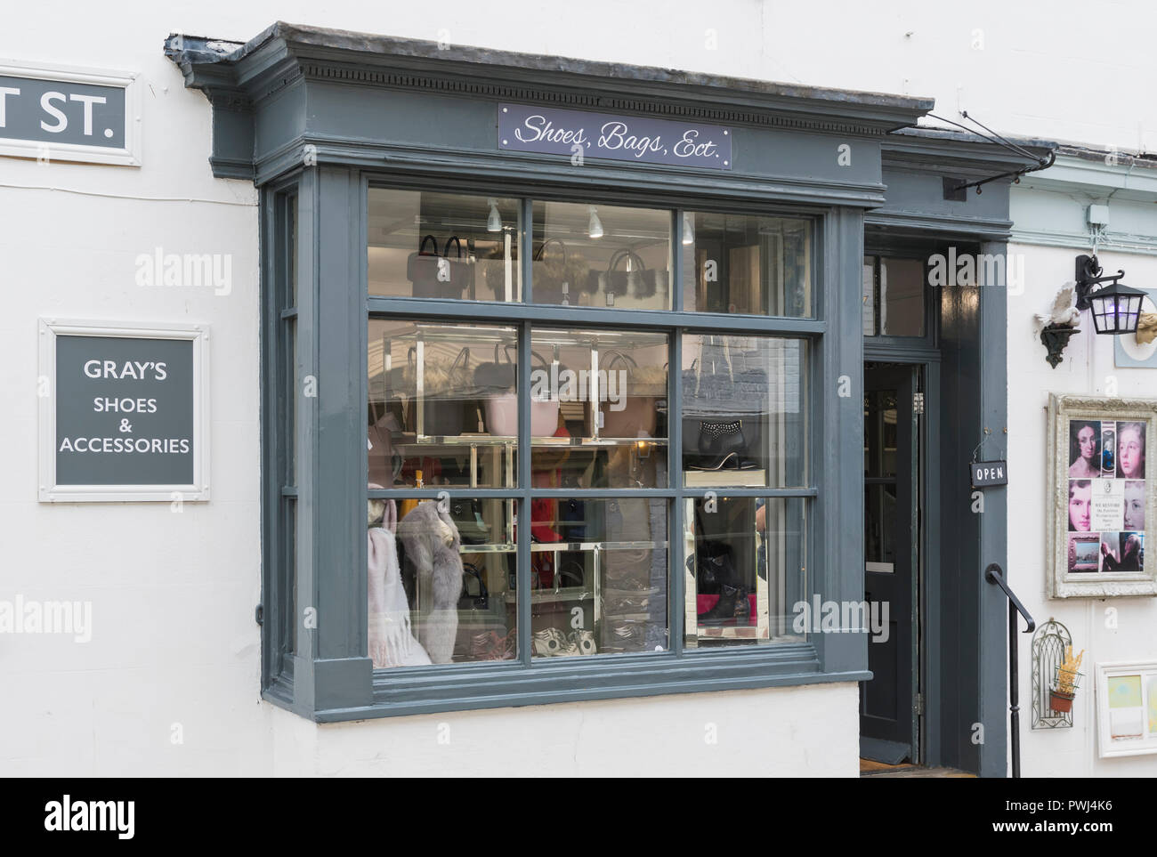 Gray's scarpe e accessori negozio boutique, un piccolo villaggio negozio di vendita scarpe e borse in Arundel, West Sussex, in Inghilterra, Regno Unito. Foto Stock