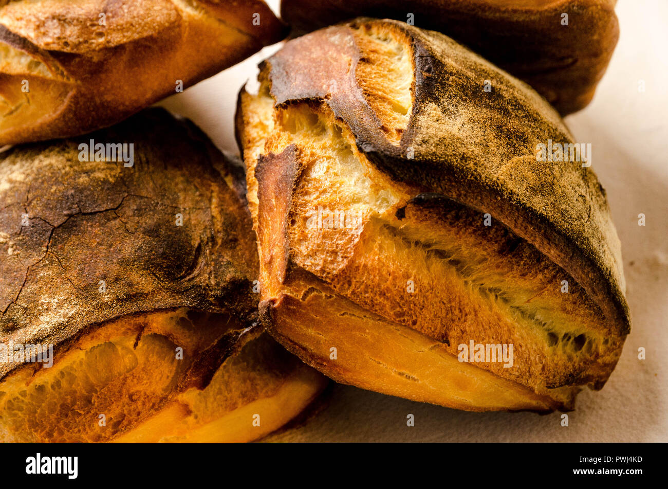Un mazzetto di altamura pane di pasta acida Foto Stock Un mazzetto di altamura pane di pasta acida Foto Stock