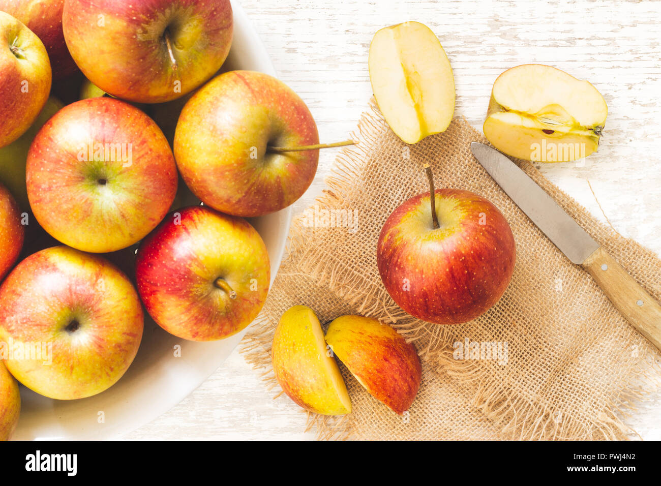 Apfel geschnitten auf weißen Holzuntergrund Foto Stock