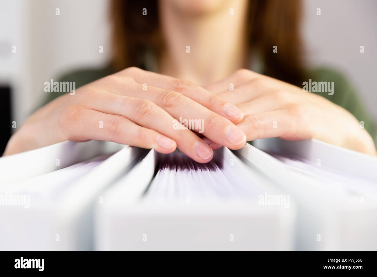 Donna di mani tenendo la contabilità cartelle. Contabilità e finanze, carta concetto di lavoro. Foto Stock