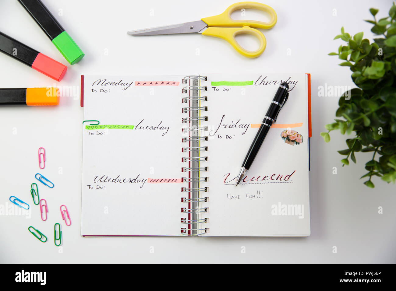 Penna su un self made planner. Ufficio moderno desk. Lavorando, concetto di scrittura Foto Stock