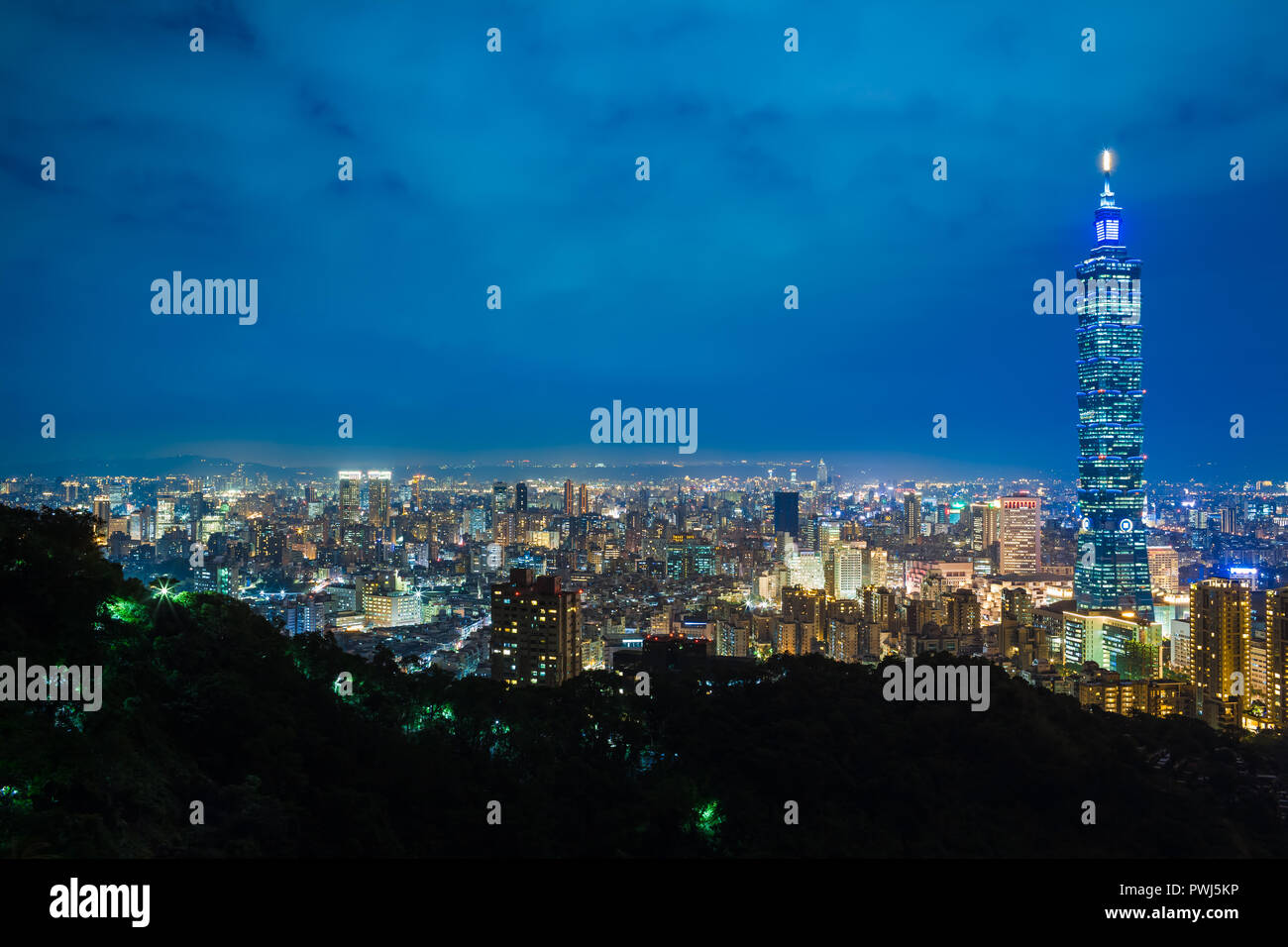 Città illuminata di edifici di ampio paesaggio urbano di cielo notturno in Taipei, Taiwan (copia spazio) Foto Stock