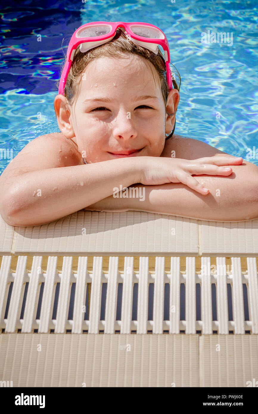 Carino bambina a giocare in piscina Foto Stock