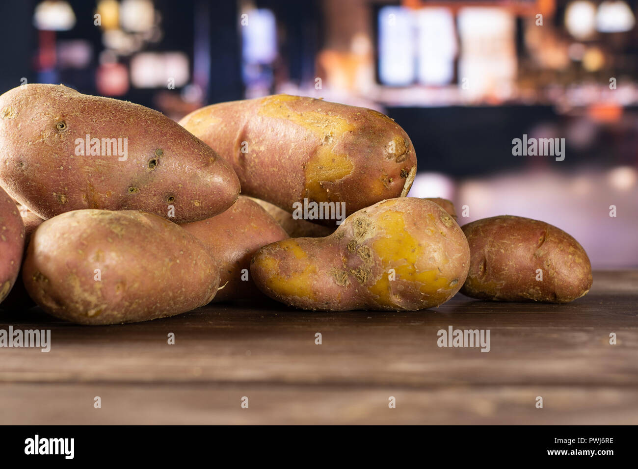 Sacco di intere fresche patata rossa francelina varietà con ristorante in background Foto Stock