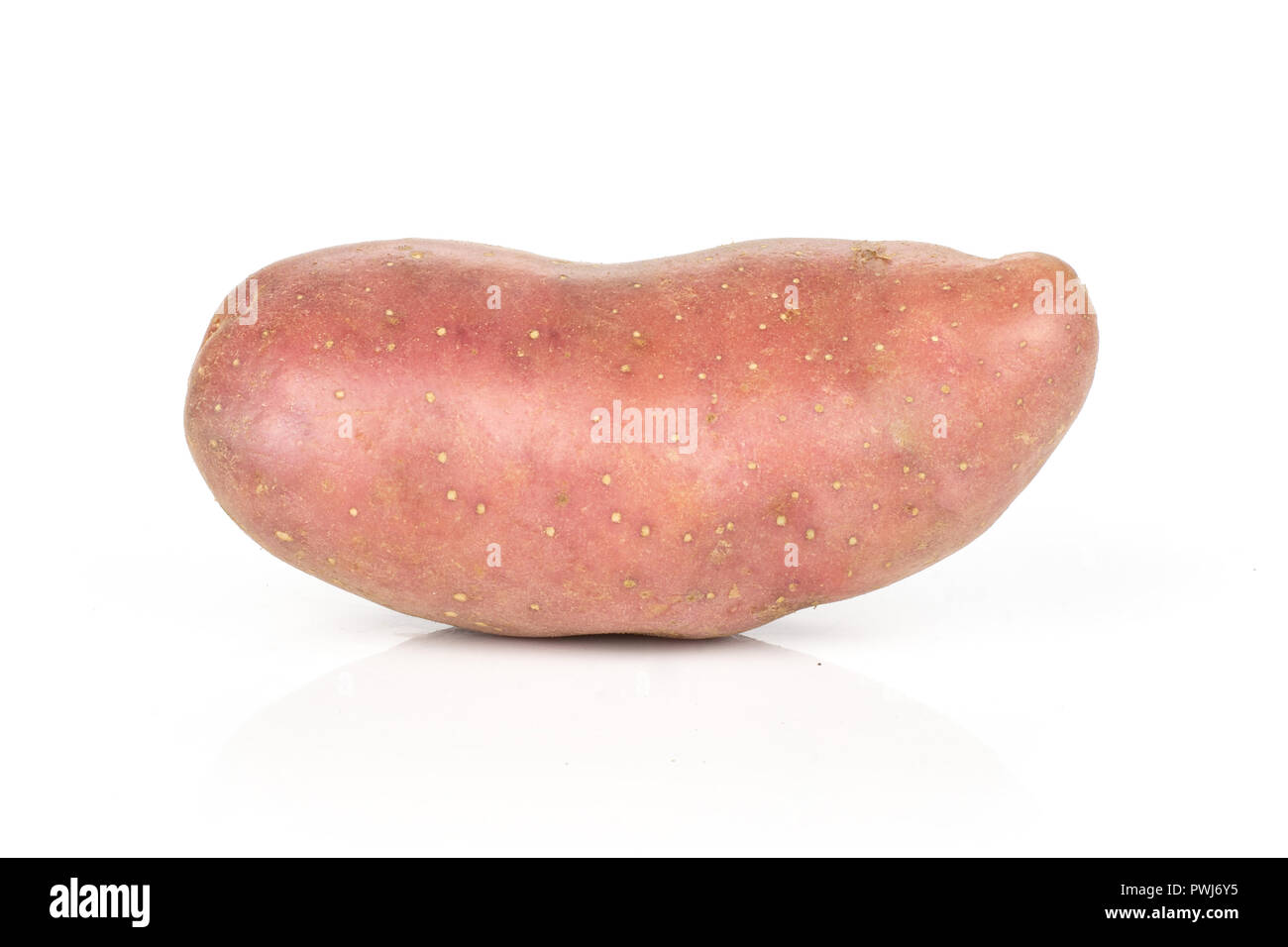 Un intero fresco patata rossa francelina varietà isolati su sfondo bianco Foto Stock