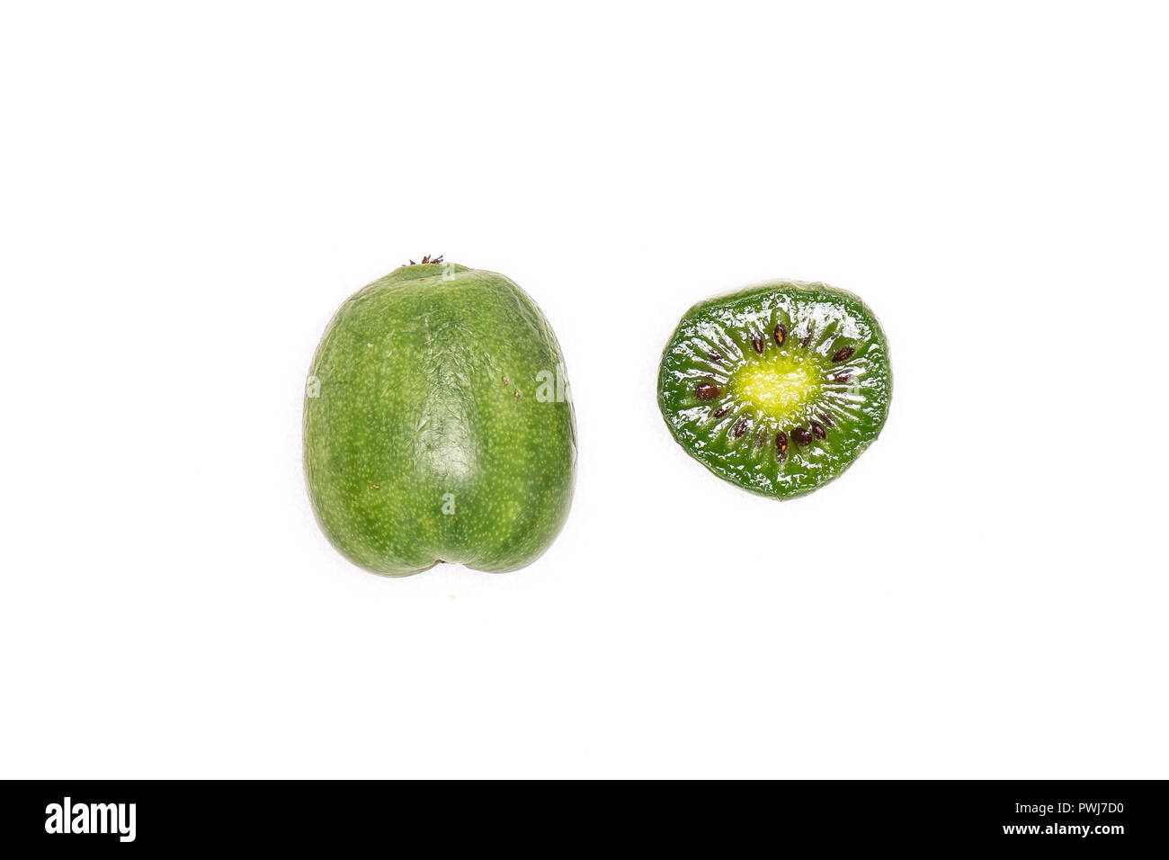 Gruppo di una intera metà del fresco verde mini baby kiwi flatlay isolati su sfondo bianco Foto Stock