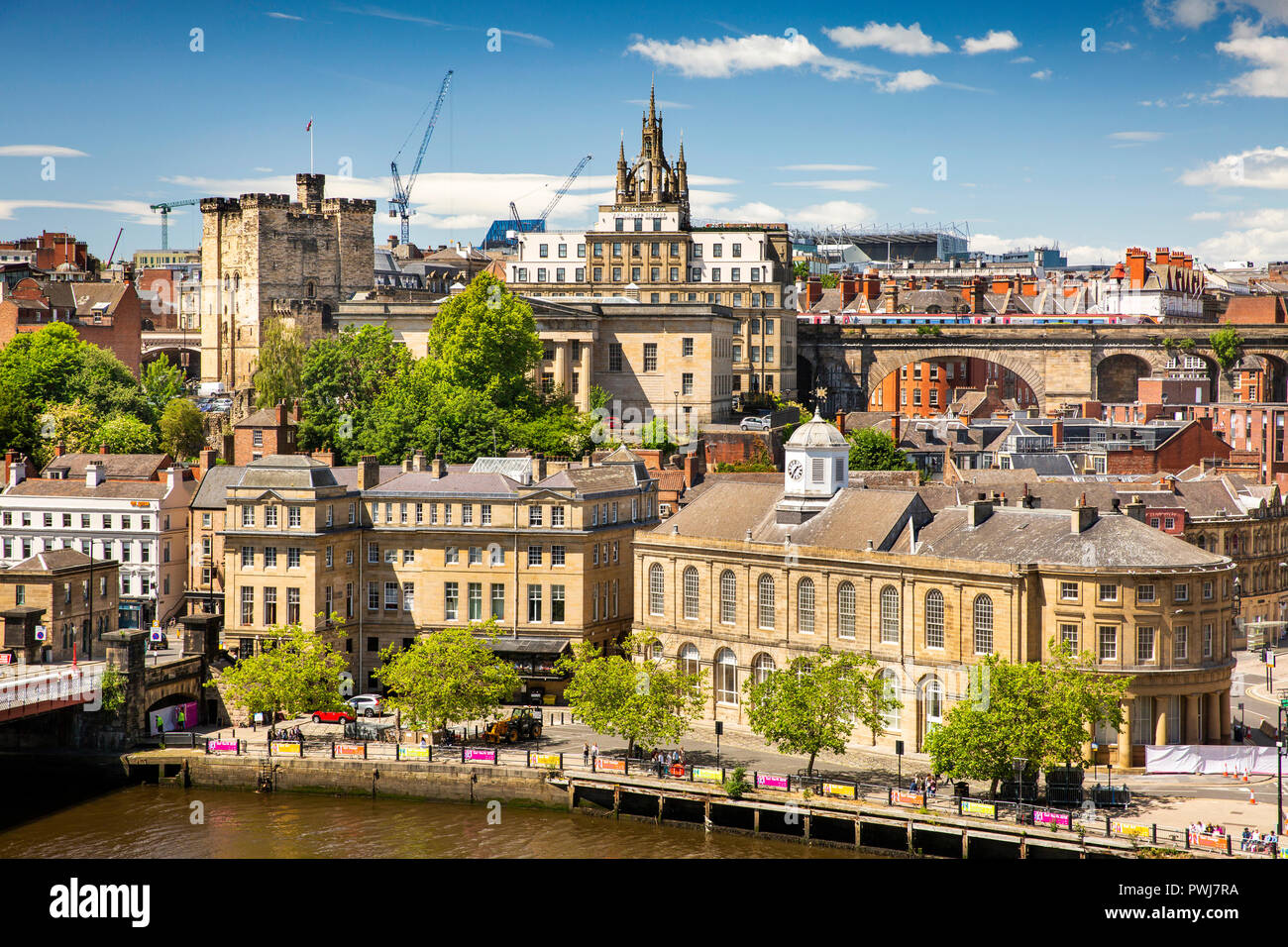 Regno Unito, Inghilterra, Tyneside, Newcastle upon Tyne, vista in elevazione del Guildhall e quayside edifici da Tyne Bridge Foto Stock