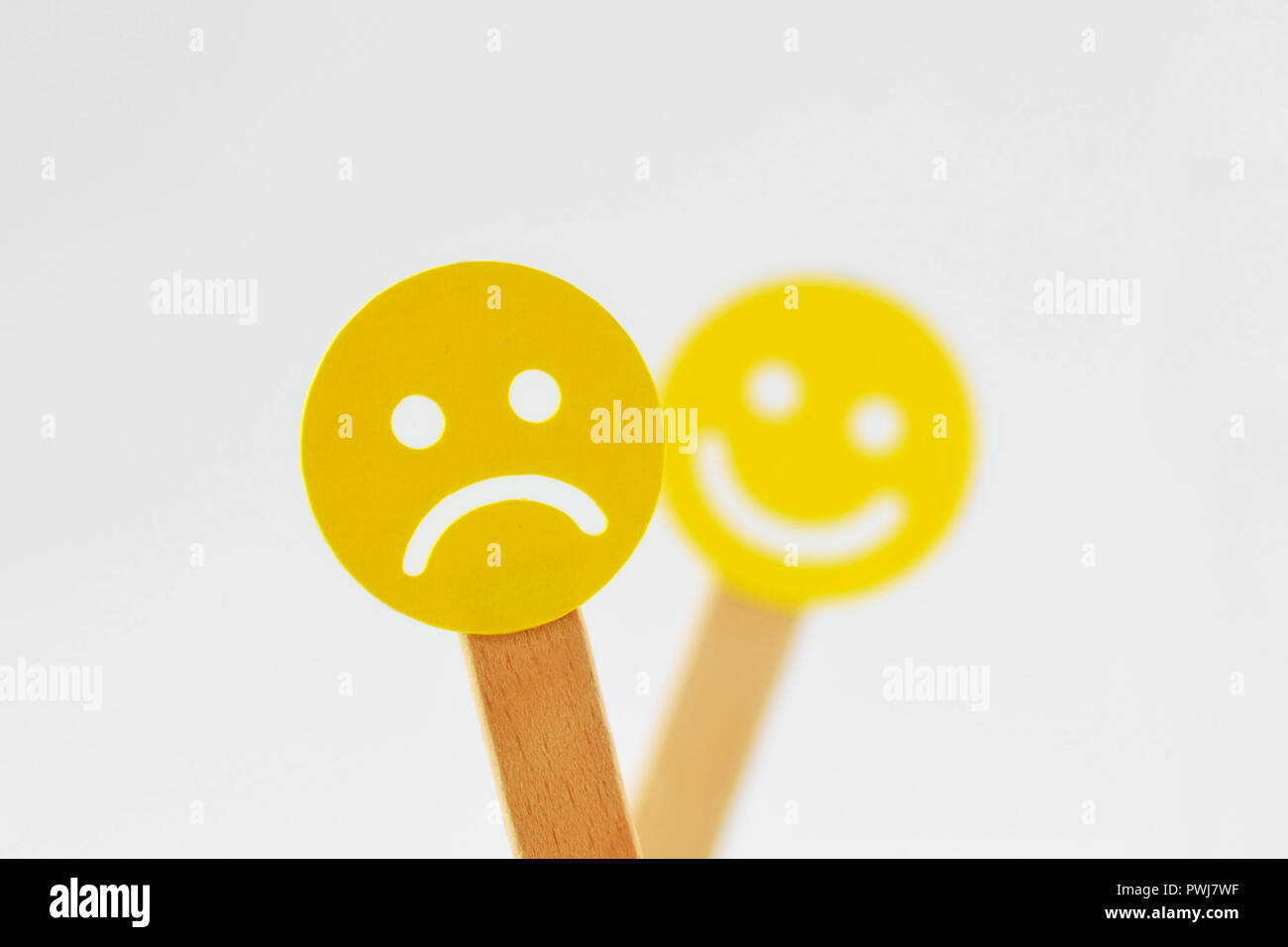 Faccia con espressione negativa di fronte al di fuori del foucs Smiley face - emozione negativa concept Foto Stock