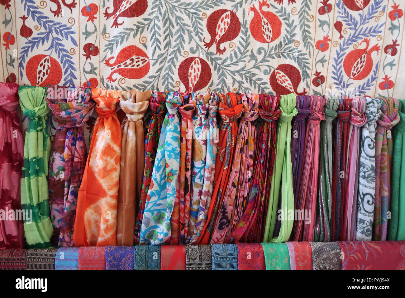Sciarpe colorate in vendita a Samarkand in alternativa Samarqand del Dinastia Timuride in Uzbekistan Foto Stock