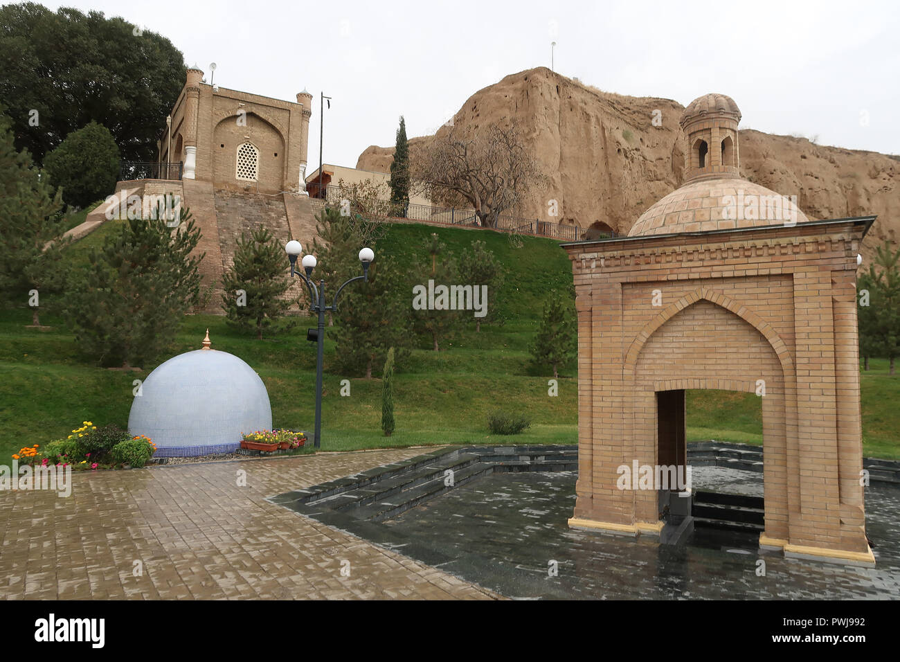 Vista della struttura in cui scorre una sorgente sacra con le sue proprietà curative rinomate vicino al Mausoleo di San Daniele Khoja Doniyor, che si ritiene ospitasse i resti della figura biblica Daniele, un profeta onorato nell'Ebraismo, nel cristianesimo e nell'Islam attirando pellegrini in cerca di benedizioni e cure. Foto Stock