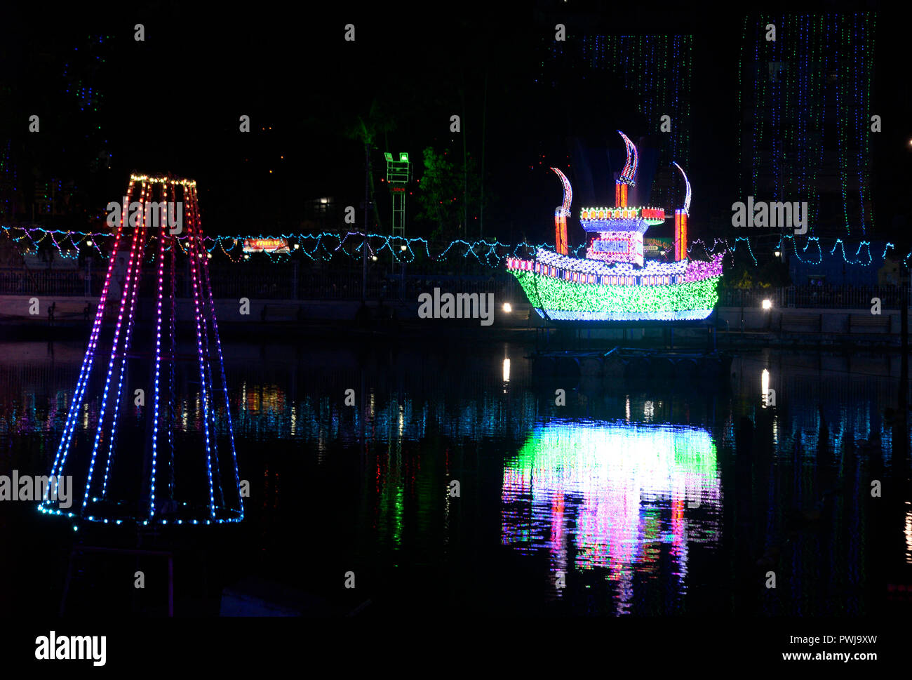 Kolkata, India. 15 ottobre, 2018. Decorazioni di luce al Pandal o fase temporanea del Collegio di piazza Durgotsab Sarbajanin Comitato Durga Puja festival. Credito: Saikat Paolo/Pacific Press/Alamy Live News Foto Stock