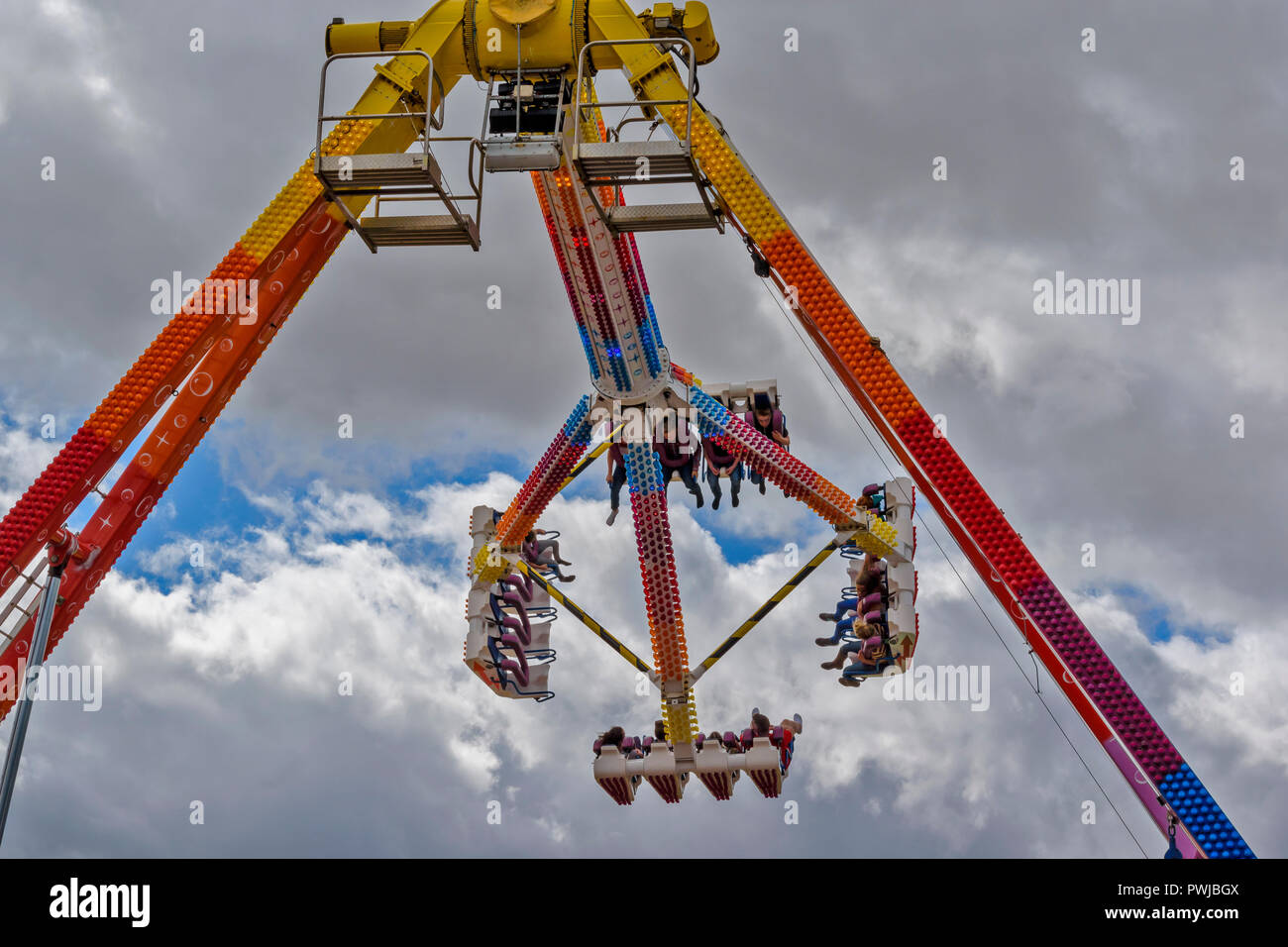 Corsa a pendolo e i passeggeri per una rotazione completa di una fiera di attrazione o di divertimento Foto Stock