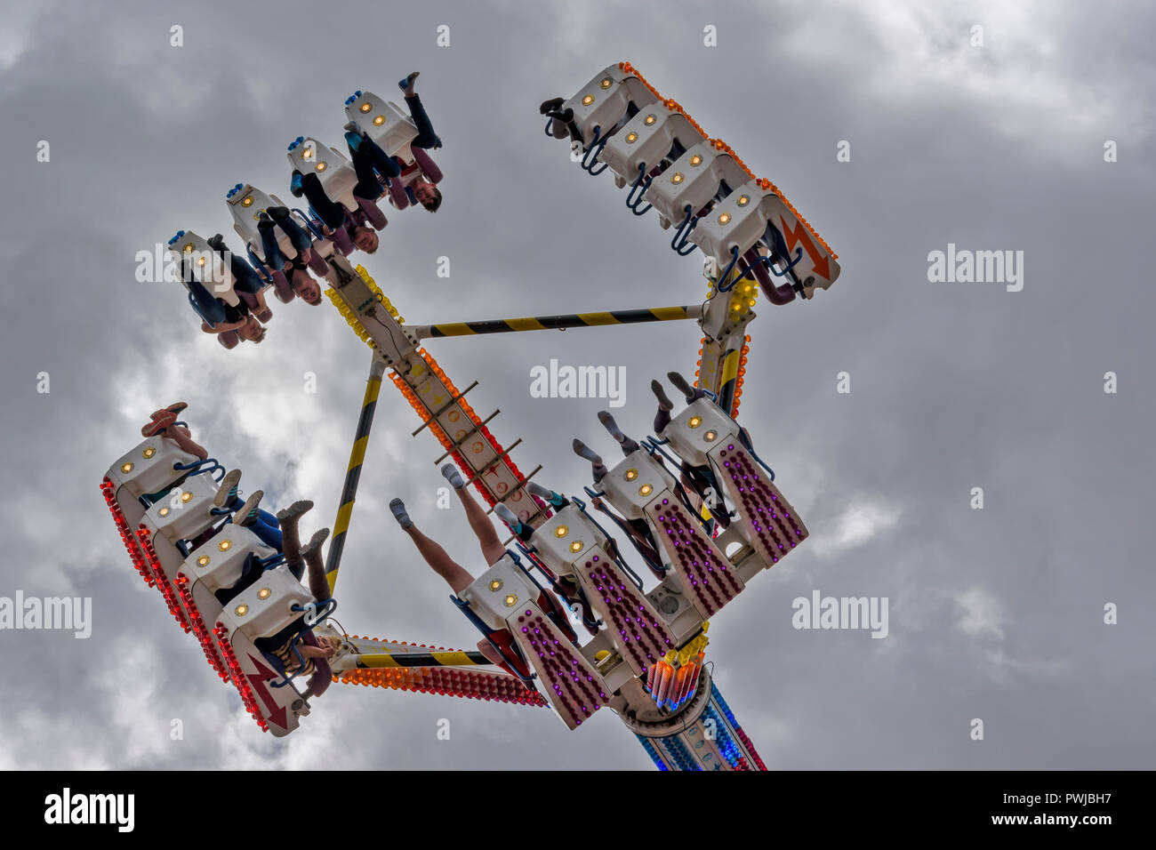 Corsa a pendolo e passeggeri ad altezza di una oscillazione completa una fiera di attrazione o di divertimento Foto Stock