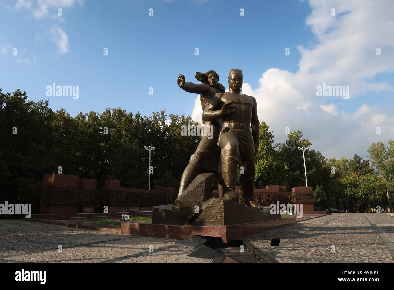 Un dell era sovietica monumento intitolato " Terremoto e coraggio" commemorando il 1966 terremoto a Tashkent che ha causato distruzione massiccia, distruggendo la maggior parte degli edifici della città. Uzbekistan Foto Stock