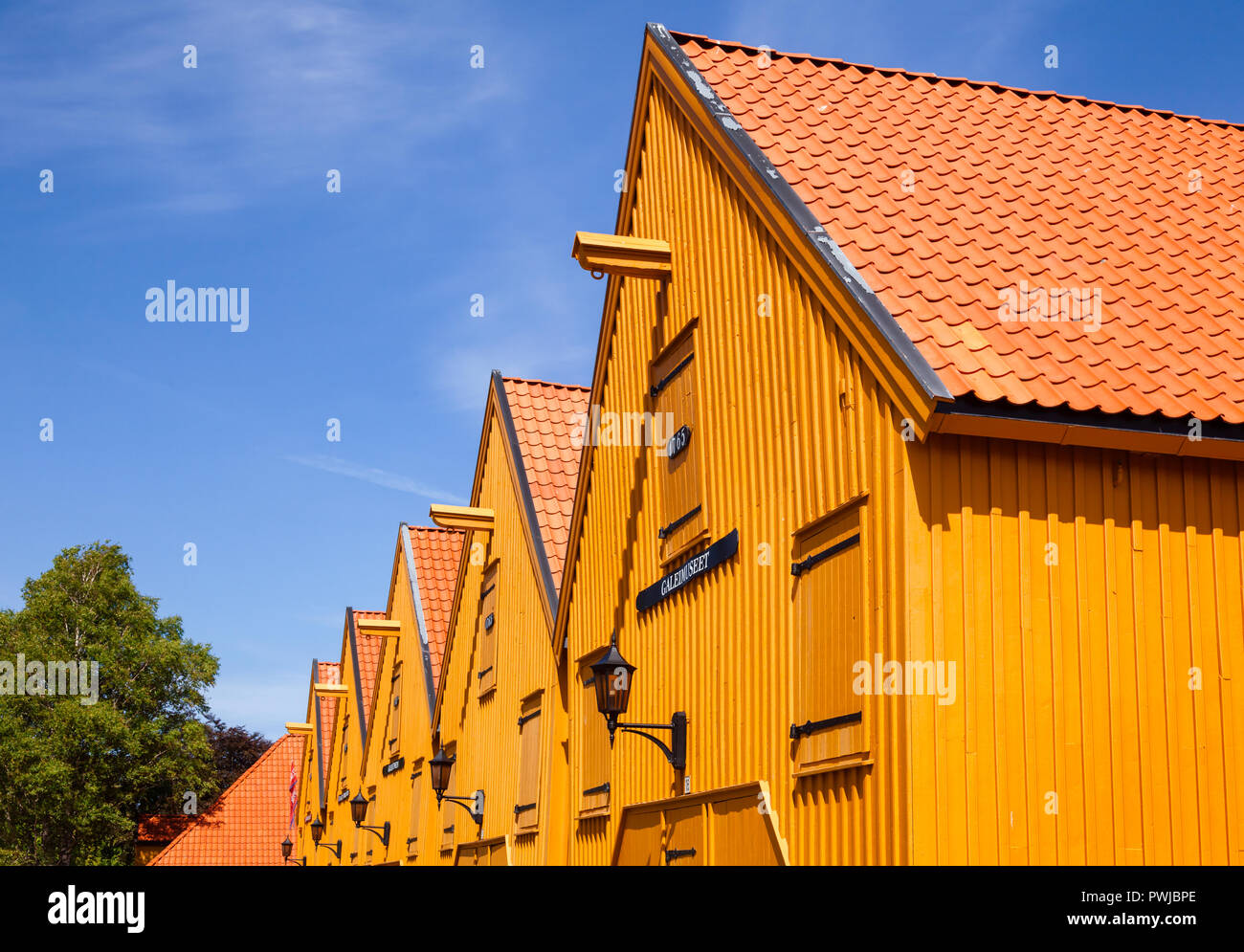STAVERN, Norvegia - Luglio 20, 2018: color ocra caserma storica utilizzata come sloop e la cambusa capannoni a Fredriksvern Base Navale cantiere in Staverns Fortr Foto Stock