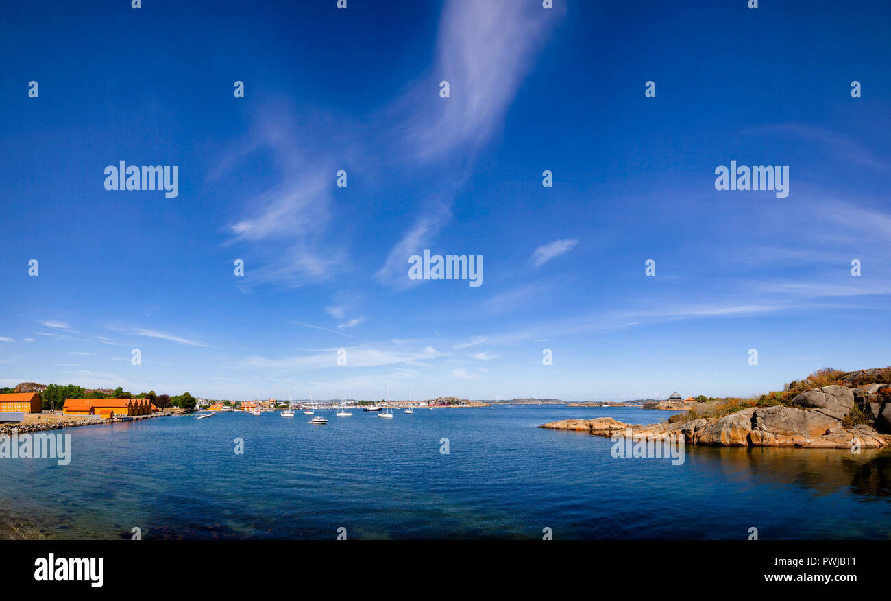 Vista panoramica del porto di Stavern come si vede dalla Cittadella Isola con color ocra che gli edifici storici di Staverns Fortezza (Fredriksvern), Larvik, Foto Stock