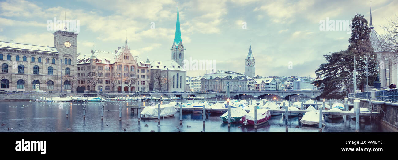 Vecchia città di Zurigo in inverno, vista sul lago Foto Stock