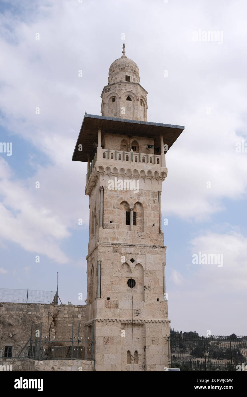 Vista del 13 ° secolo Ghawanima Ghawanimeh o Ghawanmeh Minareto ornato con una formazione sporgente di stalattiti decorative (muqarnas) uno Dei quattro minareti che circondano la cupola della roccia La Moschea si chiama anche Haram al-Sharif nella città vecchia est Gerusalemme Israele Foto Stock