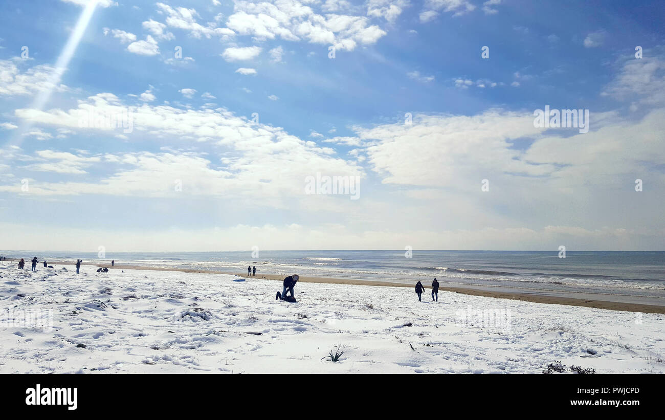 Il paesaggio della spiaggia in inverno. bianco soffice neve invece di giallo sabbia fine. Foto Stock