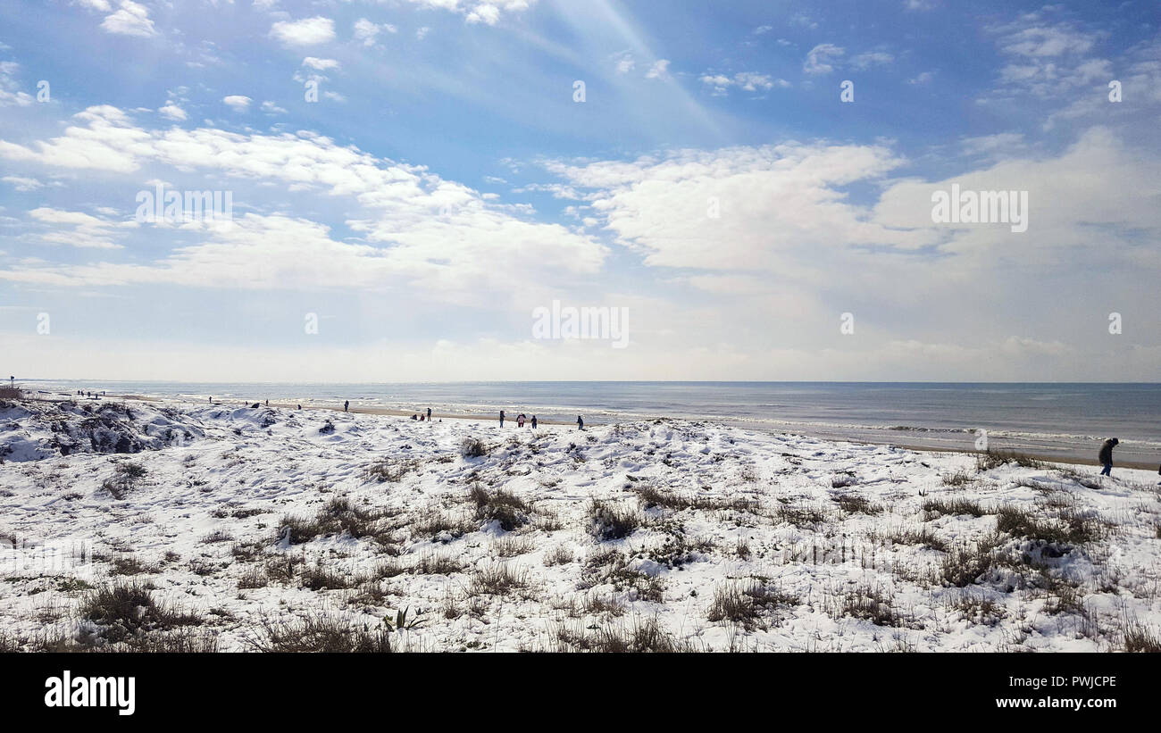 Il paesaggio della spiaggia in inverno. bianco soffice neve invece di giallo sabbia fine. Foto Stock
