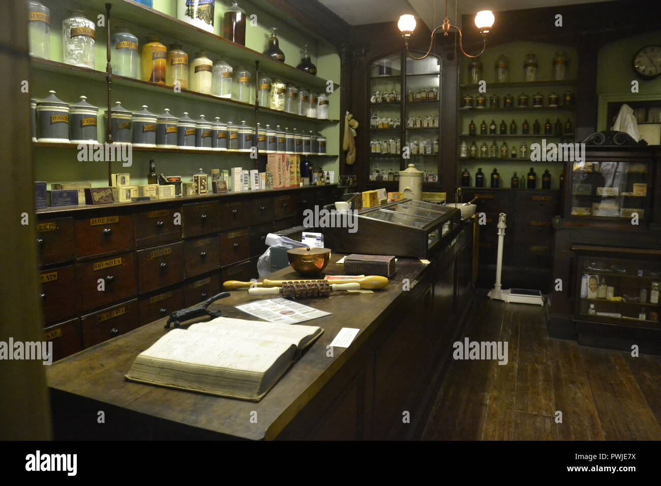 Il Victorian speziale, Steward la Farmacia, a Worcester Museo e Galleria d'arte, Worcester, England, Regno Unito Foto Stock