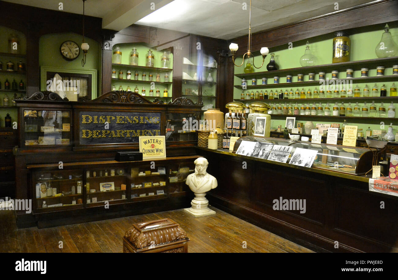 Il Victorian speziale, Steward la Farmacia, a Worcester Museo e Galleria d'arte, Worcester, England, Regno Unito Foto Stock