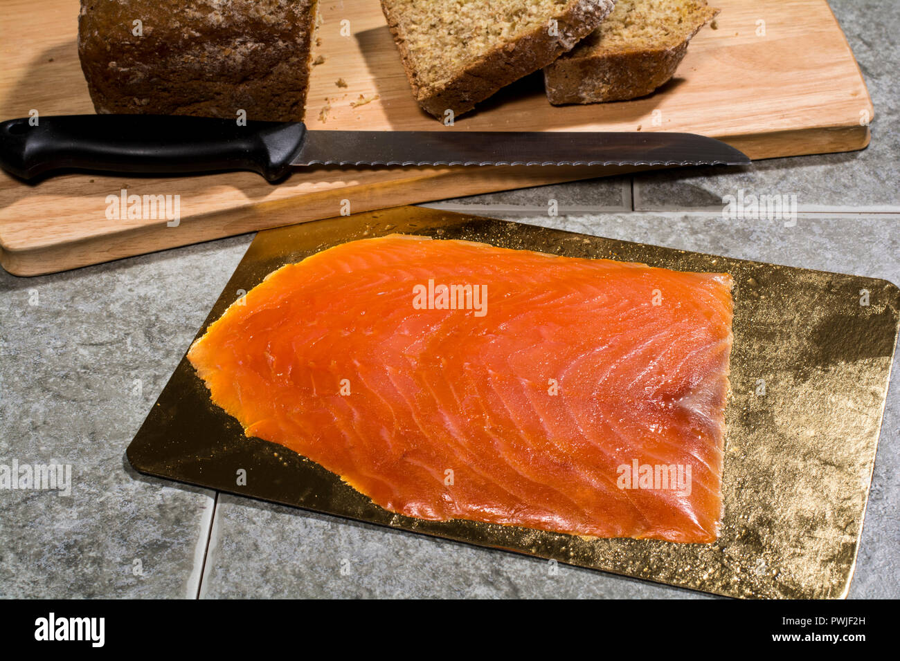 Tagliate a fette il salmone irlandese affumicato Foto Stock