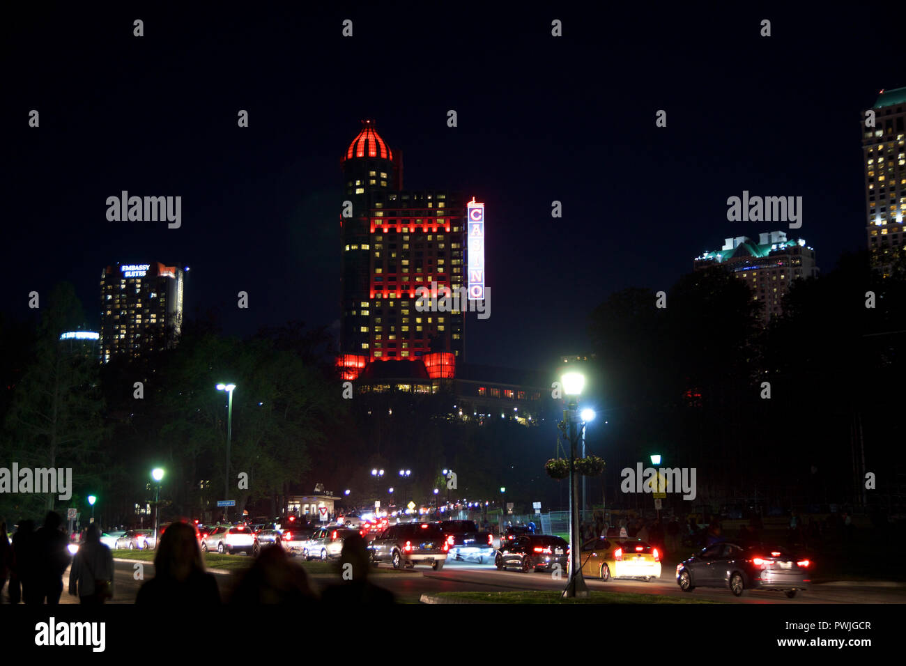 NIAGARA Falls, Ontario, Canada - 21 Maggio 2018: la Torre Skylon, casinò e hotel alle Cascate del Niagara di notte Foto Stock