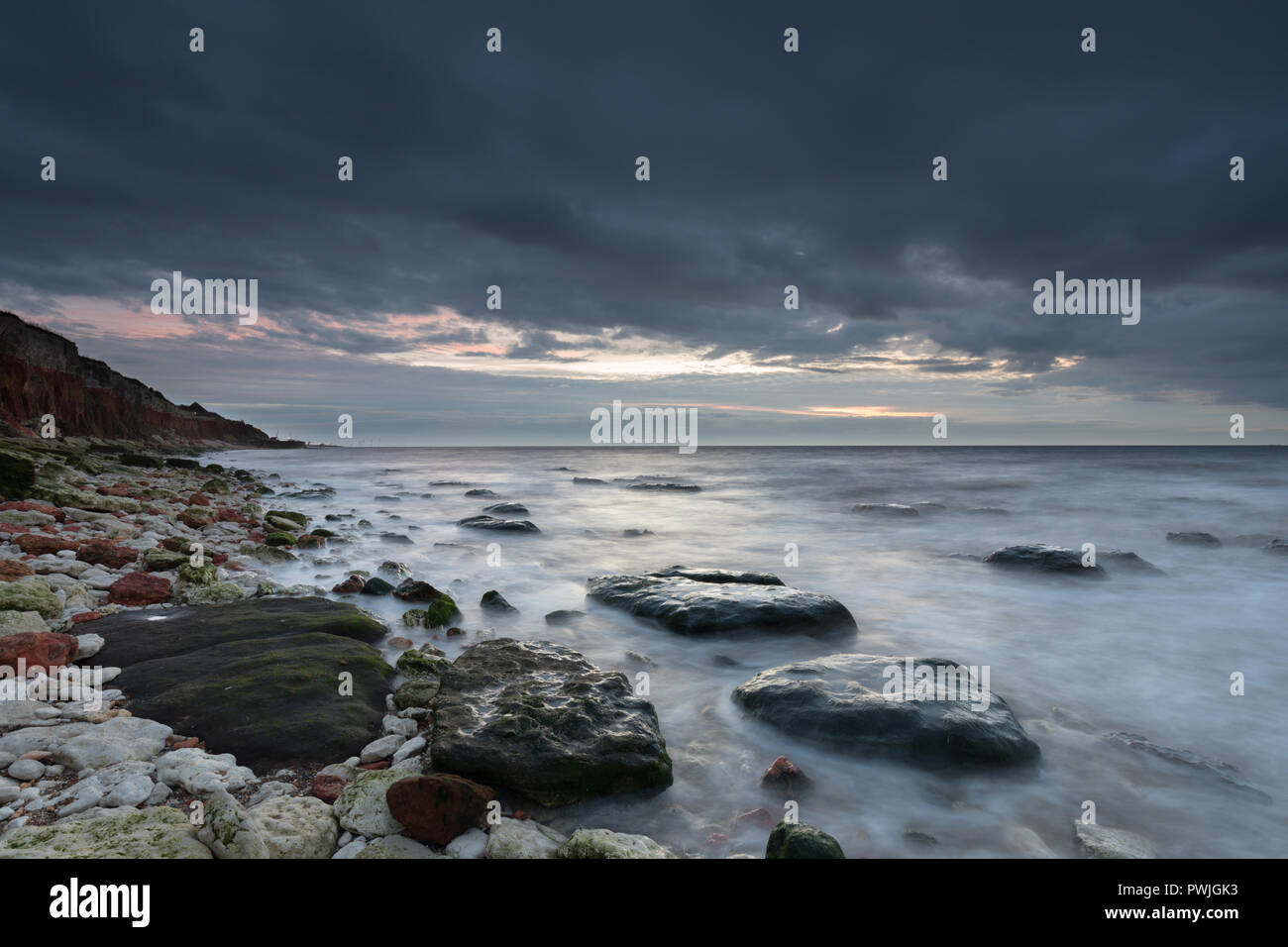 Massi sulla spiaggia presso Old Hunstanton, Costa North Norfolk, East Anglia, REGNO UNITO Foto Stock