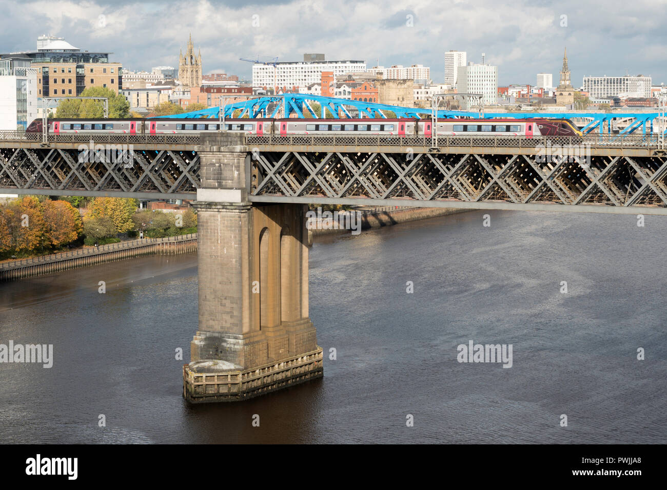 CrossCountry express treno passeggeri che attraversano la King Edward ponte sul fiume Tyne, Newcastle upon Tyne, England, Regno Unito Foto Stock