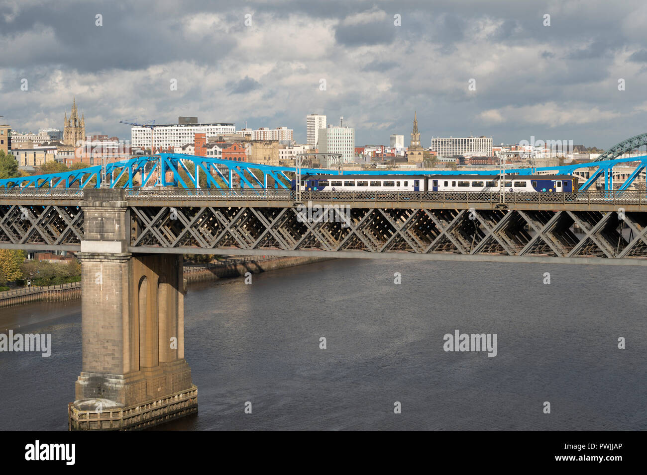 Northernrailway diesel treno passeggeri che attraversano la King Edward ponte sul fiume Tyne, Newcastle upon Tyne, England, Regno Unito Foto Stock