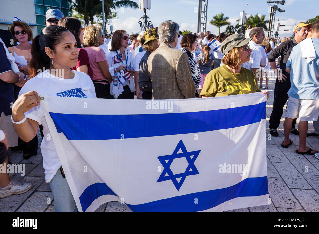 Miami Beach Florida,Memoriale dell'Olocausto,Rally di solidarietà di Israele,Ebrei,Stato Ebraico,Sionismo,religione,tradizione,patrimonio,donne nere,folla,gr Foto Stock