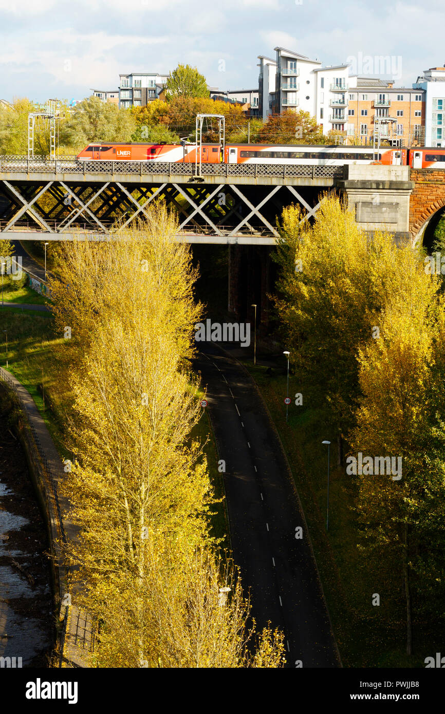 LNER express treno passeggeri che attraversano la King Edward ponte sul fiume Tyne, Gateshead, England, Regno Unito Foto Stock