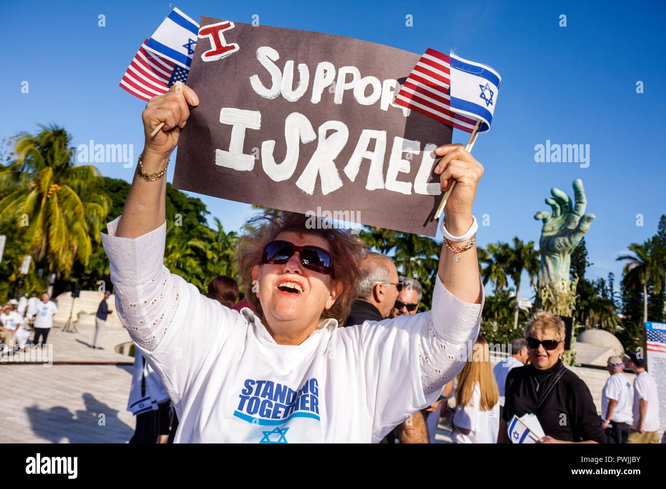 Miami Beach Florida,Memoriale dell'Olocausto,Rally di solidarietà di Israele,Ebrei,Stato Ebraico,Sionismo,religione,tradizione,patrimonio,donna femminile,insegna fatta in casa Foto Stock