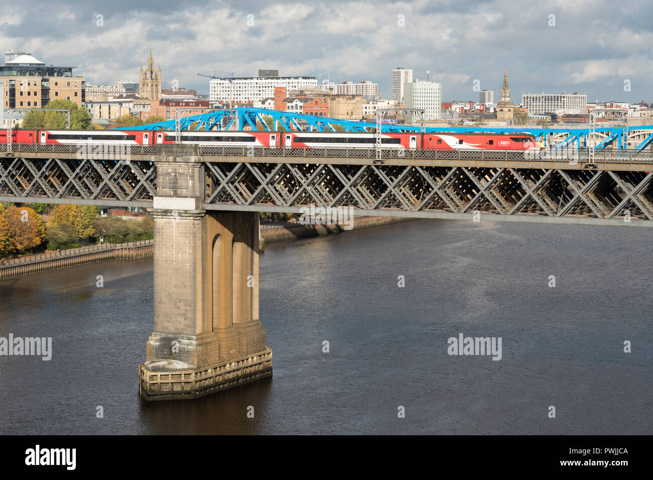 LNER express treno passeggeri che attraversano la King Edward ponte sul fiume Tyne, Newcastle upon Tyne, England, Regno Unito Foto Stock