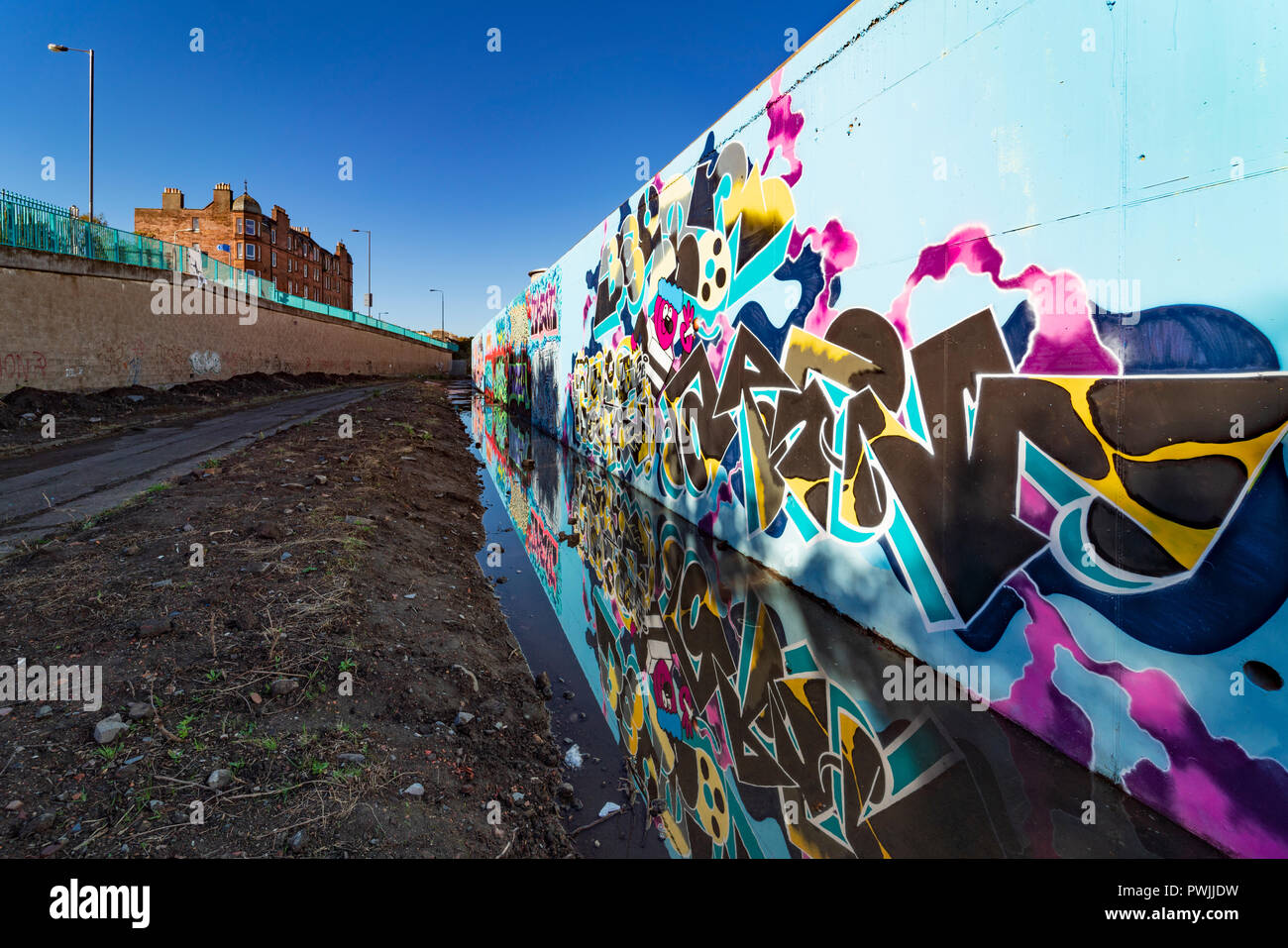Vista di murales dipinti su parete in corrispondenza di Marine Parade muro di graffiti in Leith , Scozia, Foto Stock