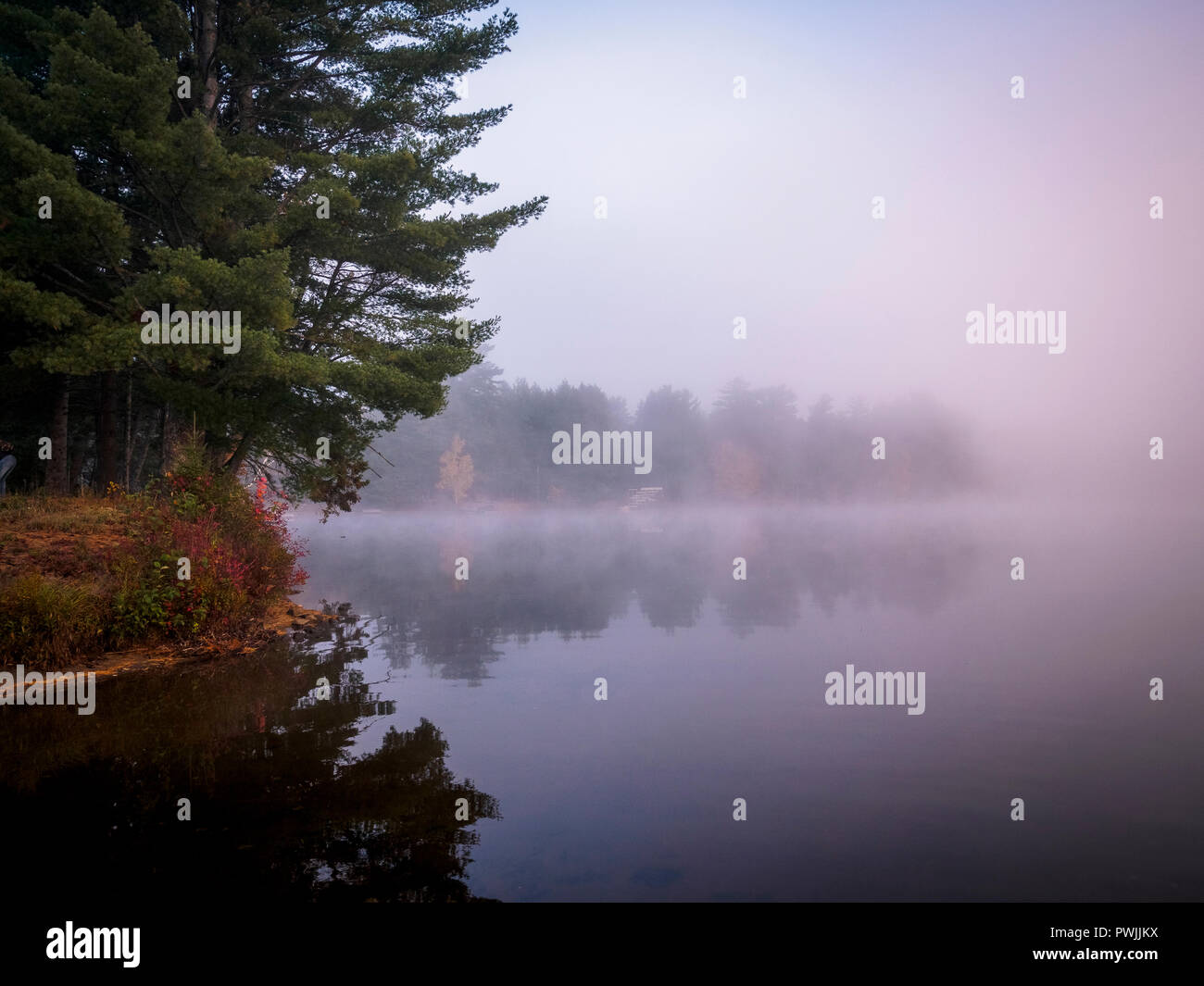 Una bella mattina di scena a lago Benoir, Dusart et al, Ontario, Canada durante l'autunno con riflessi nel lago Foto Stock