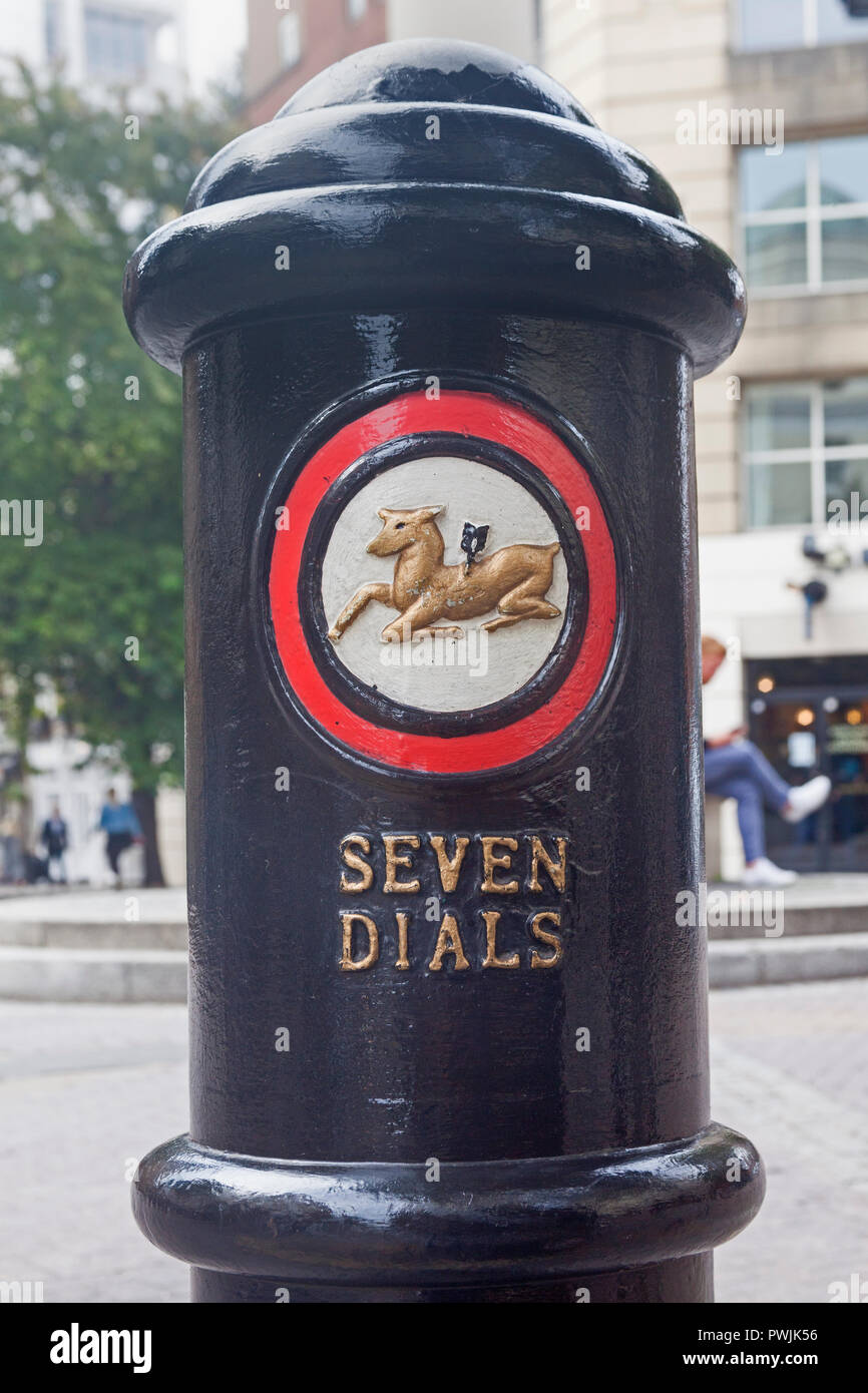 Londra Covent Garden. Un bollard con il proprio emblema distintivo al festeggiato Seven Dials nodo stradale. Foto Stock