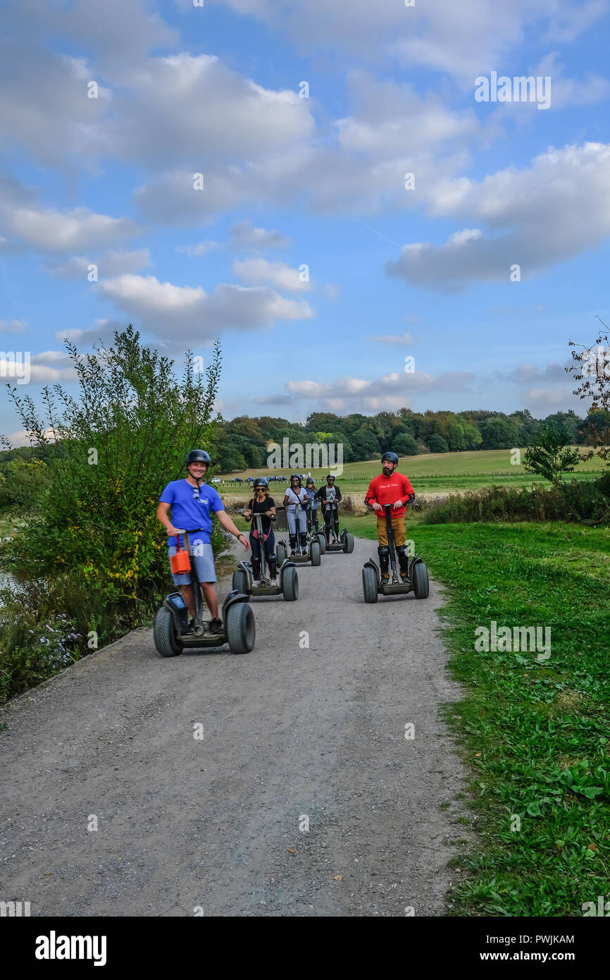 Hainault Country Park, Redbridge, Essex - 5 Ottobre 2018: un gruppo di persone per un drive su sedgways nel parco. Foto Stock