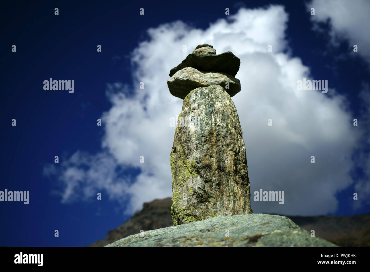 Rock cairn equilibratura su boulder, ghiacciaio di Moiry, Alpi del Vallese, Svizzera Foto Stock